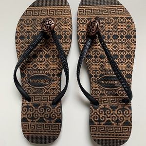 HAVAIANAS SLIM BLACK MEDALLION NWOT